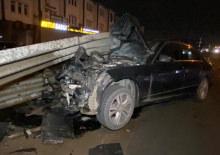 Mucize kurtuluş! Bariyerlere saplanan otomobilden yara almadan &ccedil;ıktı