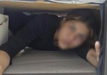 Su&ccedil; makinesi kadın, baza altında yakalandı!