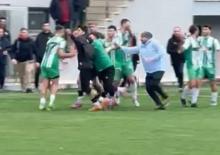 Yeşil saha boks ringine d&ouml;nd&uuml;! Futbolculardan yumruk yumruğa kavga