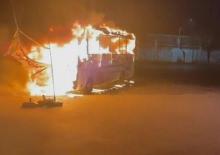 Yolcu otob&uuml;s&uuml; alev topuna d&ouml;nd&uuml;