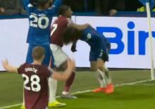 Adama Traore kontrol&uuml; kaybetti: G&uuml;reş&ccedil;iymiş gibi Cucurella'yı yere serdi