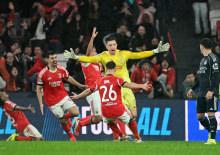 Benfica'dan tarihi galibiyet: 90+8'de kaleci Trubin'in gol&uuml;yle turu ge&ccedil;tiler