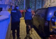 Bı&ccedil;aklanan &ccedil;ocuk binaya sığındı