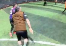 Halı sahada can pazarı: &Ccedil;atının &ccedil;&ouml;kt&uuml;ğ&uuml;n&uuml; g&ouml;ren koşarak dışarı ka&ccedil;tı