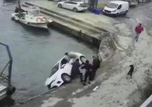 Sarıyer'de panik anları: Otomobil denize d&uuml;şt&uuml;!