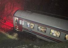 Toprak kaydı, yolcu treni raydan &ccedil;ıktı