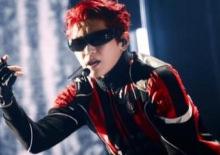 G&uuml;ney Koreli şarkıcı sahneye 3. Lig ekibinin formasıyla &ccedil;ıktı! 