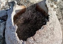 G&ouml;l &ccedil;ekildi, k&uuml;pler ortaya &ccedil;ıktı! İ&ccedil;inden &ccedil;ıkanlar şaşkına &ccedil;evirdi