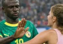 Kıyafeti sebebiyle Mane'ye sarılamamıştı: M&uuml;sl&uuml;man yıldız taraftarın g&ouml;nl&uuml;n&uuml; aldı