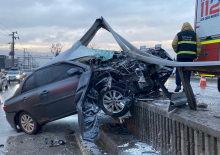 Kocaeli'de korkun&ccedil; kaza! 25 metre bariyerleri koparan ara&ccedil; asılı kaldı