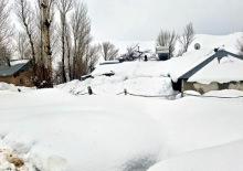 Kar kenti esir aldı: Mahalleler izole oldu, evler kara g&ouml;m&uuml;ld&uuml;