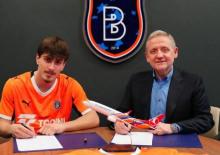 S&uuml;per Lig ekibi gelecek sezonun ilk transferini yaptı! Resmen a&ccedil;ıklandı