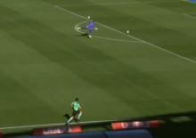 G&ouml;r&uuml;nt&uuml;ler Avustralya'dan: Kalecinin talihsiz anları viral oldu