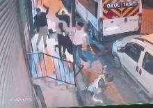  Sultangazi'de apartman &ouml;n&uuml;nde bekleyen 2 &ccedil;ocuğa bı&ccedil;aklı saldırı