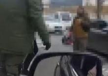 Trafikte silah &ccedil;eken ş&uuml;pheli kıskıvrak yakalandı