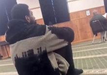 &Uuml;nl&uuml; NBA yıldızı camide namaz kıldı! ABD'de g&uuml;ndem oldu