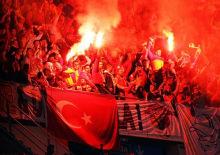 Yunan taraftarların Beşiktaş ma&ccedil;ında a&ccedil;tığı ırk&ccedil;ı pankarta &ouml;d&uuml;l gibi ceza!