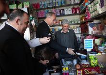 Belediye başkanı, veresiye defterini tartıp 50 bin TL'ye satın aldı