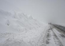 Karla m&uuml;cadele ekiplerinin &uuml;zerine &ccedil;ığ d&uuml;şt&uuml;
