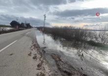 Meri&ccedil; taştı, sedde patladı: Karayolu sular altında
