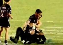 Sahada kaos! Taraftarı kovalayan g&uuml;venlik Messi'yi sakatlıyordu