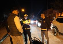 Adana'da kasksız s&uuml;r&uuml;c&uuml;den polise ilgin&ccedil; teklif