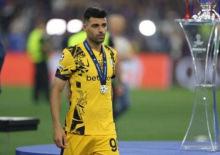 D&uuml;nyaca &uuml;nl&uuml; futbolcu savaşa katılacak! Orduya girmek istediğini iletti