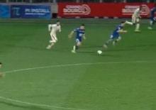 Kendi sahasından inanılmaz gol! Spikerin &ccedil;ıldırdığı anlar g&uuml;ndem oldu