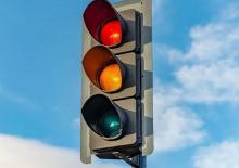 Trafik lambasına yeni renk geliyor! 100 yıllık d&uuml;zen değişiyor