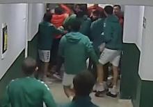 Tokalaşmak i&ccedil;in elini uzattı, yumruk yedi! Futbolcu kramponla darp edildi