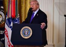 Trump'ın boynundaki kırmızı leke g&uuml;ndem oldu! ABD'den a&ccedil;ıklama!