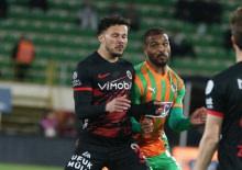 S&uuml;per Lig'de akşam mesaisi! İkinci yarı oynanıyor | CANLI