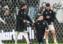 Beşiktaş'tan b&uuml;y&uuml;k jest! L&ouml;semiyi yenen minik &Ouml;mer'in hayalleri ger&ccedil;ek oldu