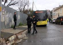 İETT otob&uuml;s&uuml; aydınlatma direğine &ccedil;arptı: 4 yaralı!