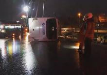 B&uuml;y&uuml;k&ccedil;ekmece D-100 Karayolu'nda midib&uuml;s devrildi; 1 &ouml;l&uuml; 9 yaralı