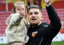 Kayserisporlu Semih G&uuml;ler'den anlamlı 21 Mart mesajı! Kızı ile &ccedil;ıktı