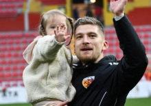 Kayserisporlu Semih G&uuml;ler'den anlamlı 21 Mart mesajı! Kızı ile &ccedil;ıktı