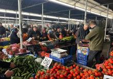 Pazarlarda bayram yoğunluğu! Esnafın y&uuml;z&uuml; g&uuml;ld&uuml;