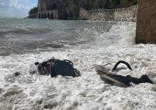 Balık&ccedil;ı teknesi alabora oldu: 2 kişi y&uuml;zerek kurtuldu