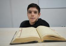 "Engellisin, yapamazsın" denilen Emrullah hafız oldu 