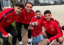 Milli Takım'a s&uuml;rpriz ziyaret! Sosyal medyada g&uuml;ndem oldu