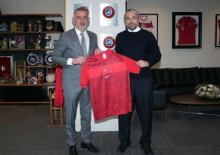 Son D&uuml;nya Kupası'nın kahramanıydı! Efsane formayı TFF'ye hediye etti