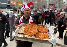 'Bin lahmacun dağıtacağım' demişti! T&uuml;rkiye kazandı s&ouml;z&uuml;n&uuml; tuttu