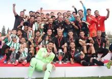 Zirve m&uuml;cadelesi veriyordu! Şampiyon hoca 1-0'lık yenilginin ardından istifa etti