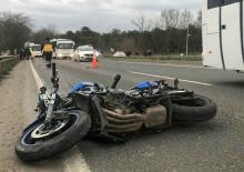 İzmir'de bariyere &ccedil;arpan motosikletin s&uuml;r&uuml;c&uuml;s&uuml; &ouml;ld&uuml;