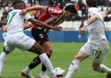 Play-off hedefleyen takıma evinde darbe! 4 goll&uuml; ma&ccedil;ı kazanıp zirveden kopmadılar