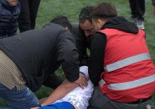 Son karar TFF'nin! 16 yaşındaki futbolcu sahada yere yığıldı, final ma&ccedil;ı yarıda kaldı