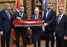 Devlet Bah&ccedil;eli&rsquo;ye anlam y&uuml;kl&uuml; hediye: Trabzonspor&rsquo;dan nostaljik jest