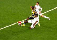 D&uuml;nyaca &uuml;nl&uuml; eski hakem Fenerbah&ccedil;e-Beşiktaş derbisindeki penaltı kararı sonrası &ccedil;ıldırdı!