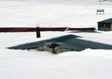 Evler baharda kar altında kaldı